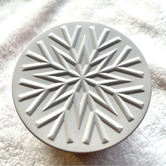 NWT Bath & Body Works 3-Wick Scented Candle – Winter Candy Apple 🍎❄️ - Picture 7 of 9